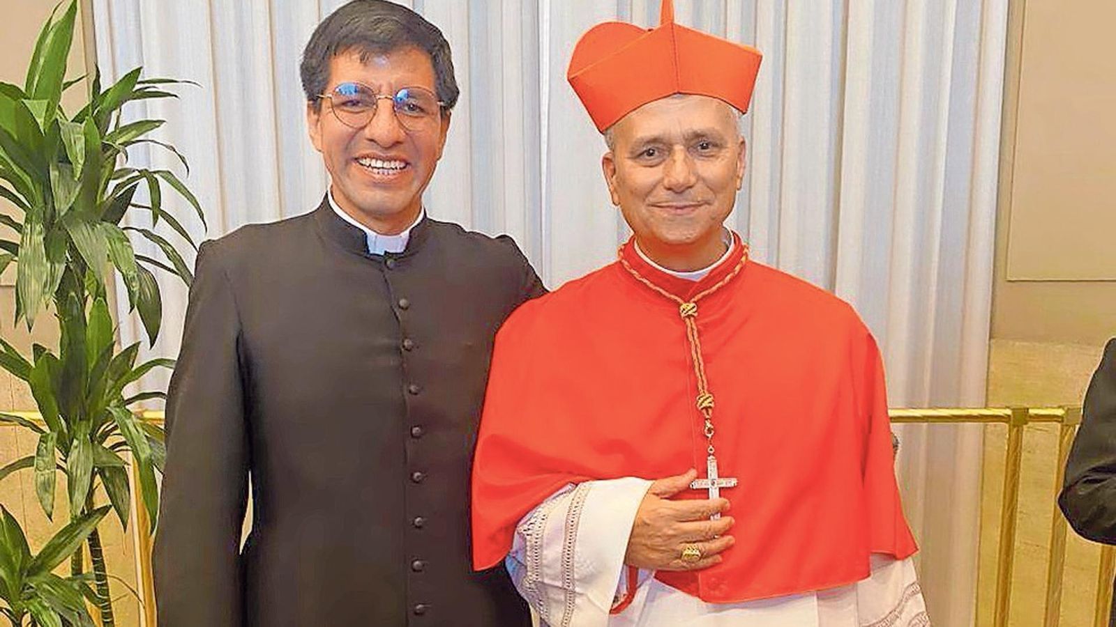 El joven sacerdote Edward Tocto y Robert Prevost, recién nombrado cardenal