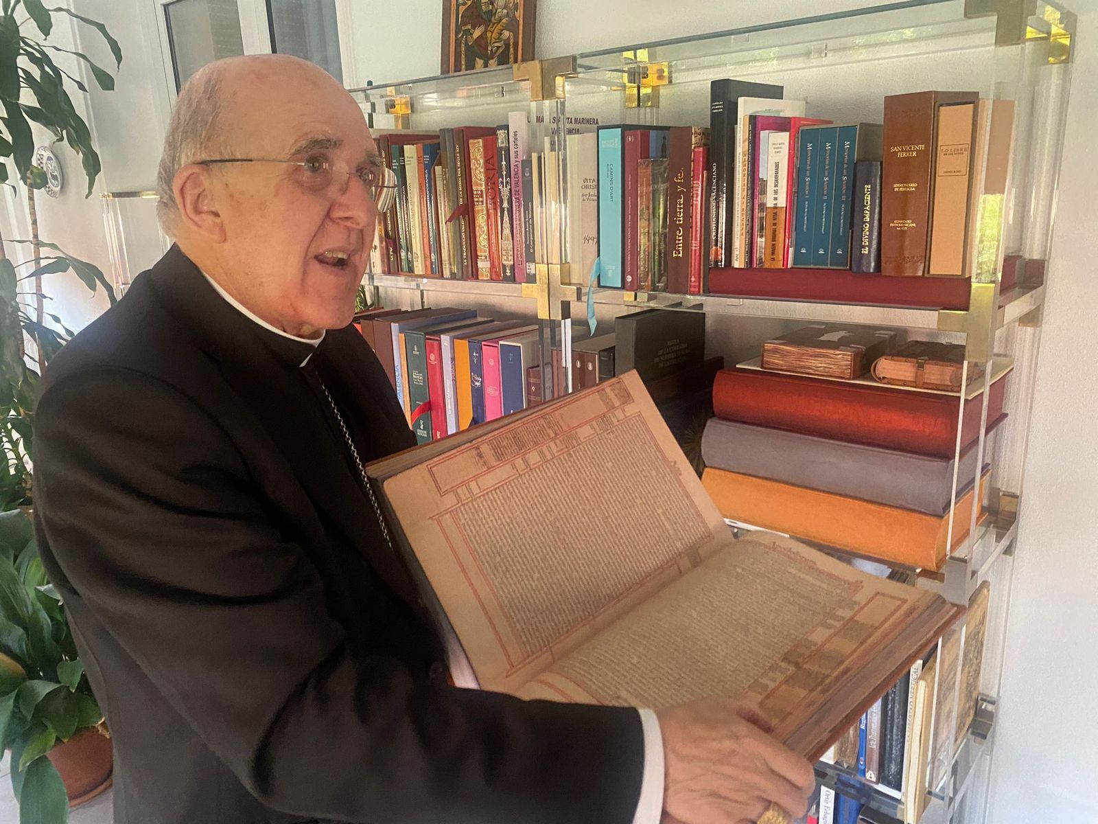 Carlos Osoro, en su biblioteca personal