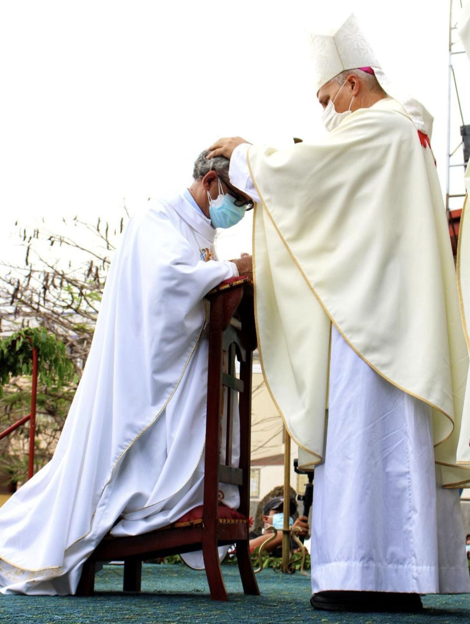 Prevost impone las manos a Cadenas