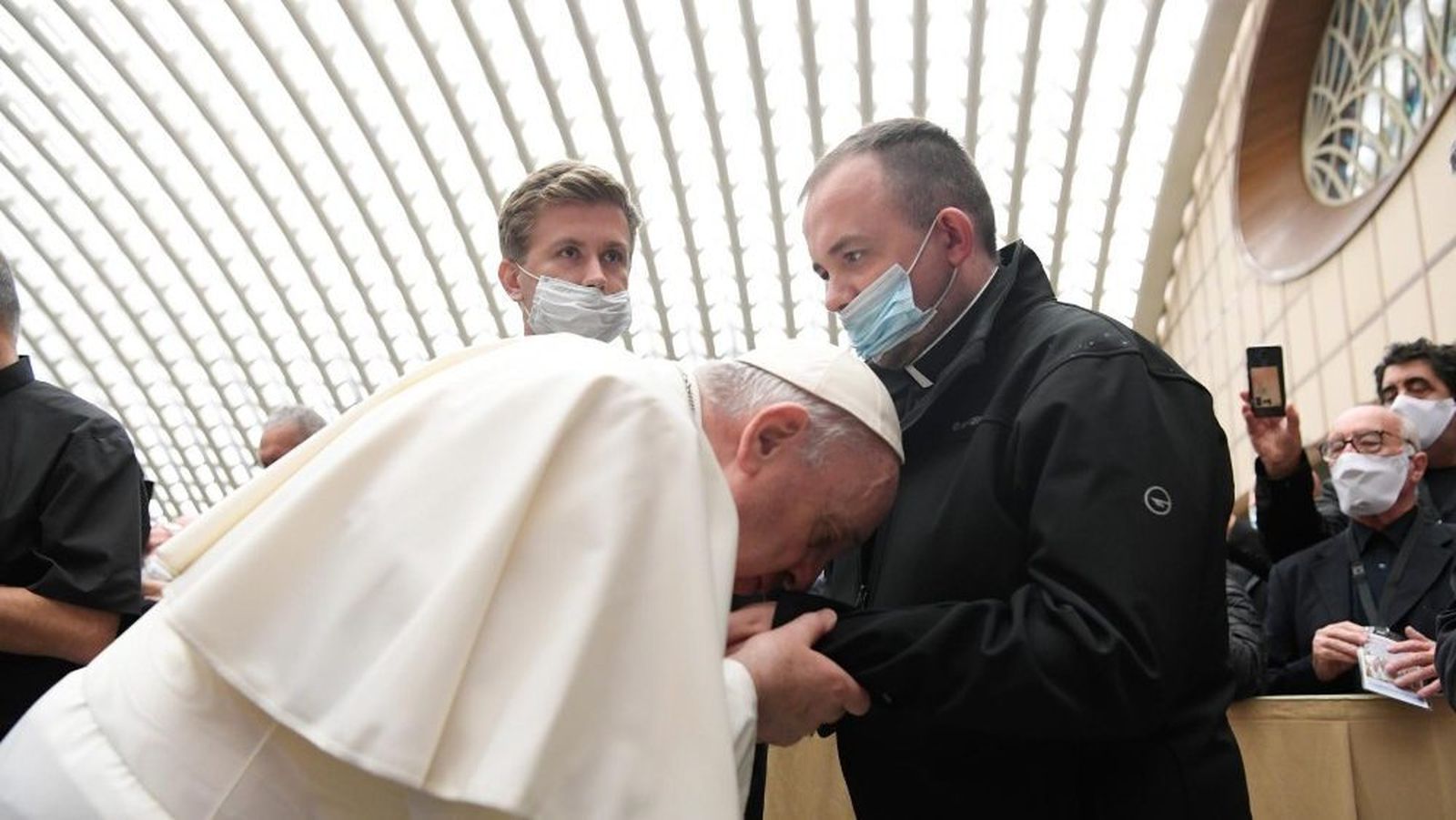 El Papa besó las manos de un sacerdote