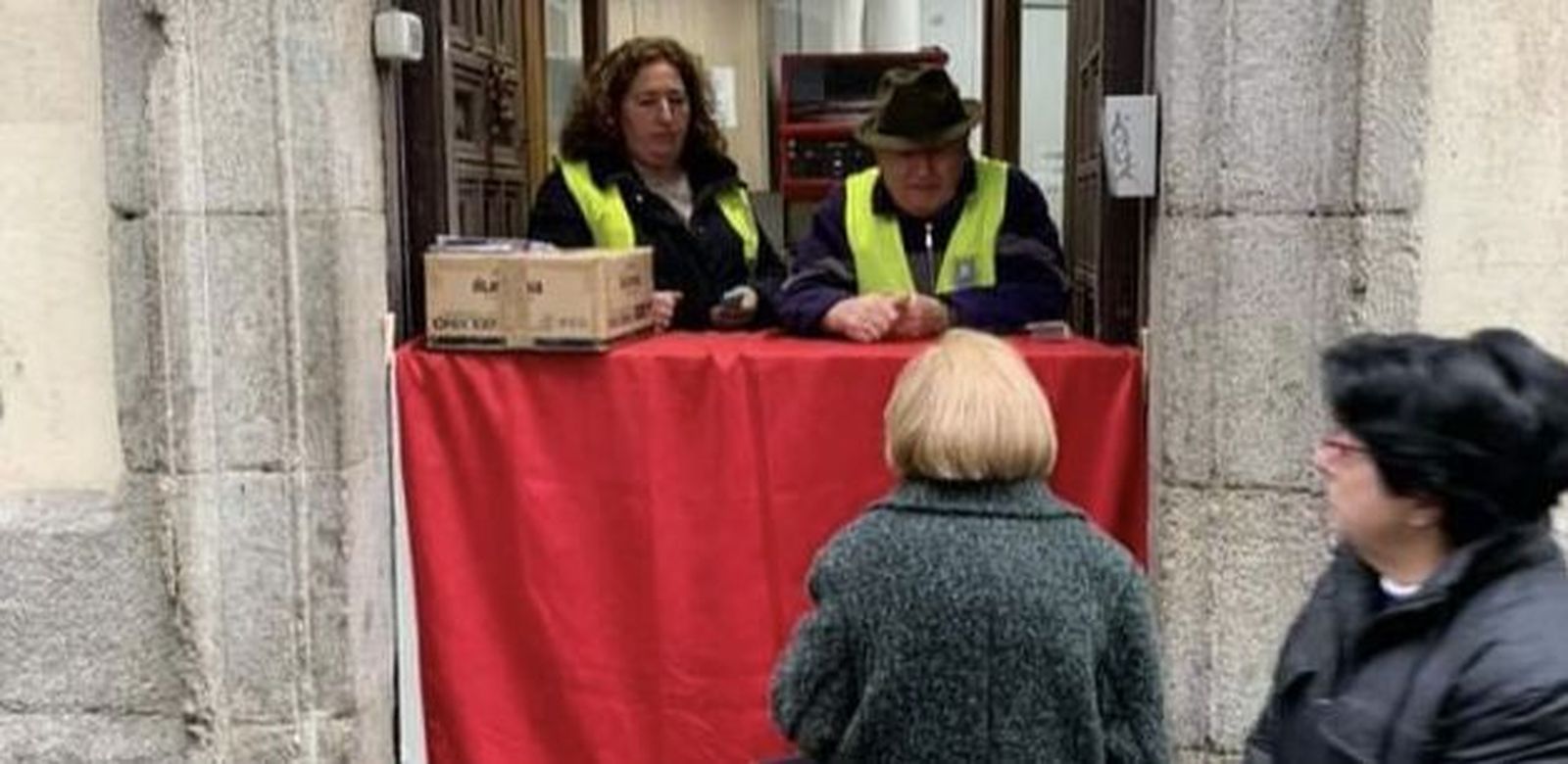 A las puertas de San Antón, vendiendo rosquillas para ayudar a los más necesitados