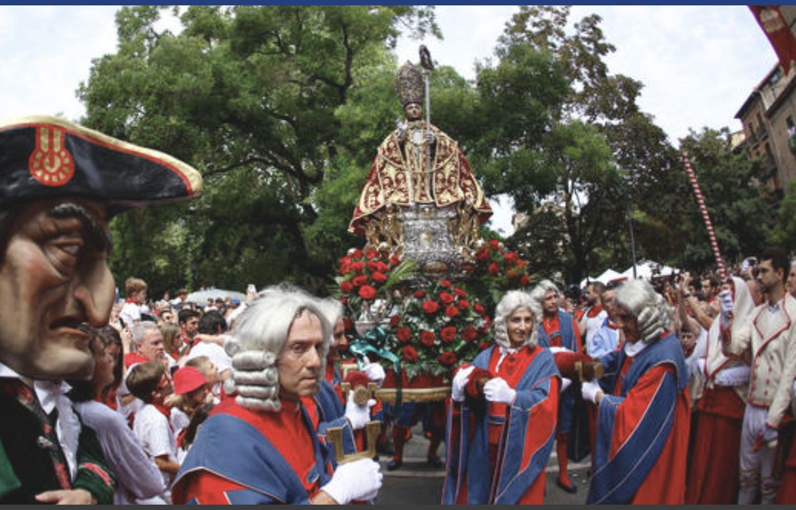 Primera mujer que porta la imagen de San Fermín, durante la procesión del santo por las calles del casco histórico de Pamplona este 7 de julio de 2023