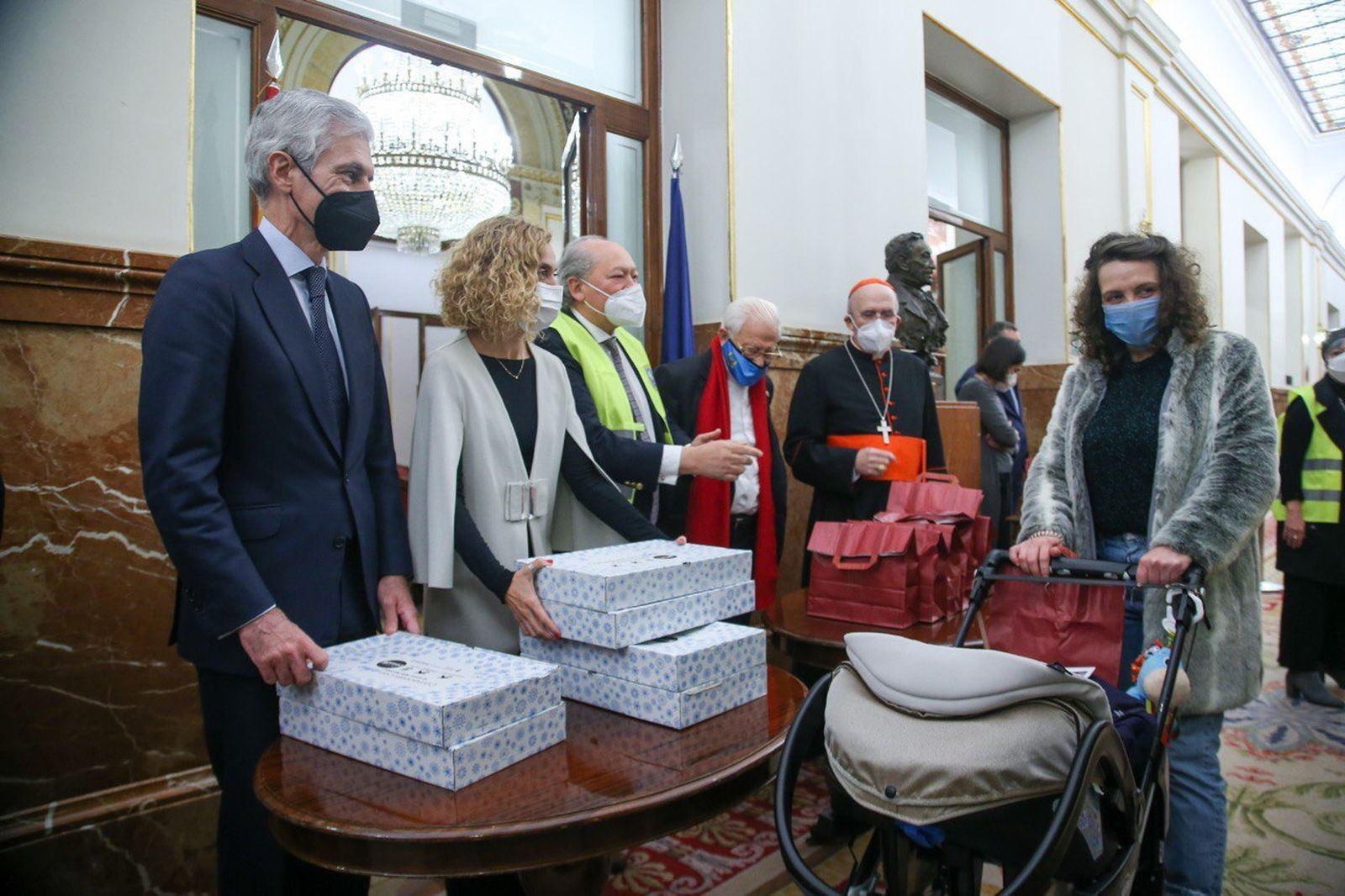 Osoro, Batet, el padre Ángel y Suárez Illana reparten comida en el Congreso
