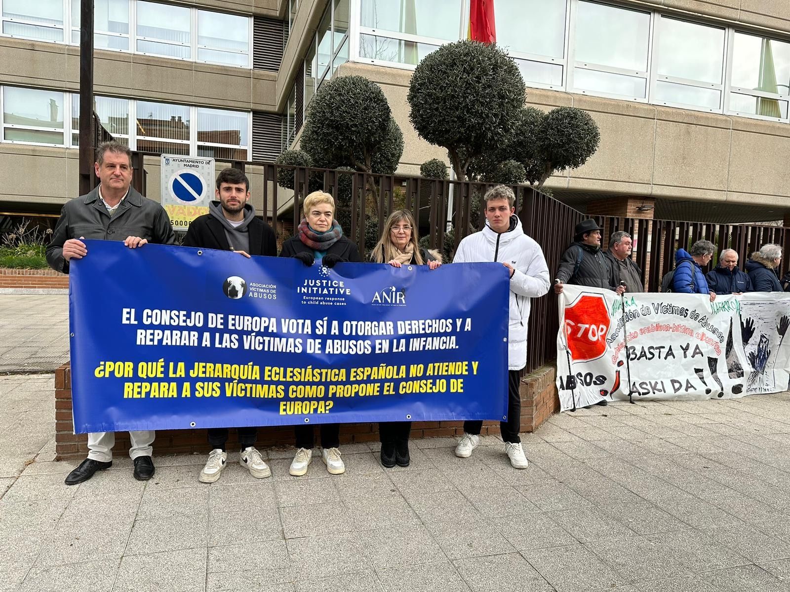Las víctimas de abusos, a las puertas de la CEE: "No somos fríos números"
