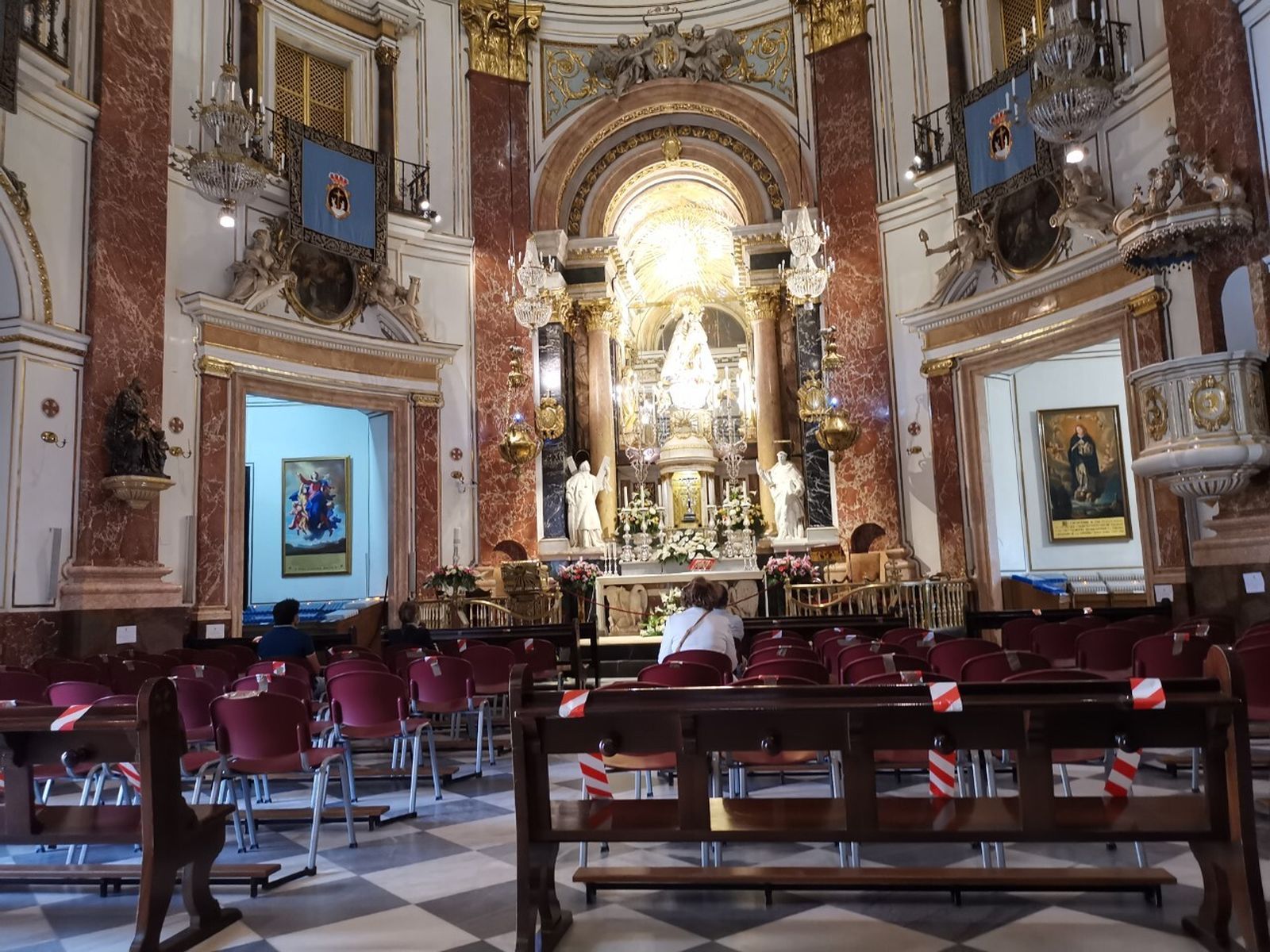 La Basílica de la Virgen, hoy a mediodía.