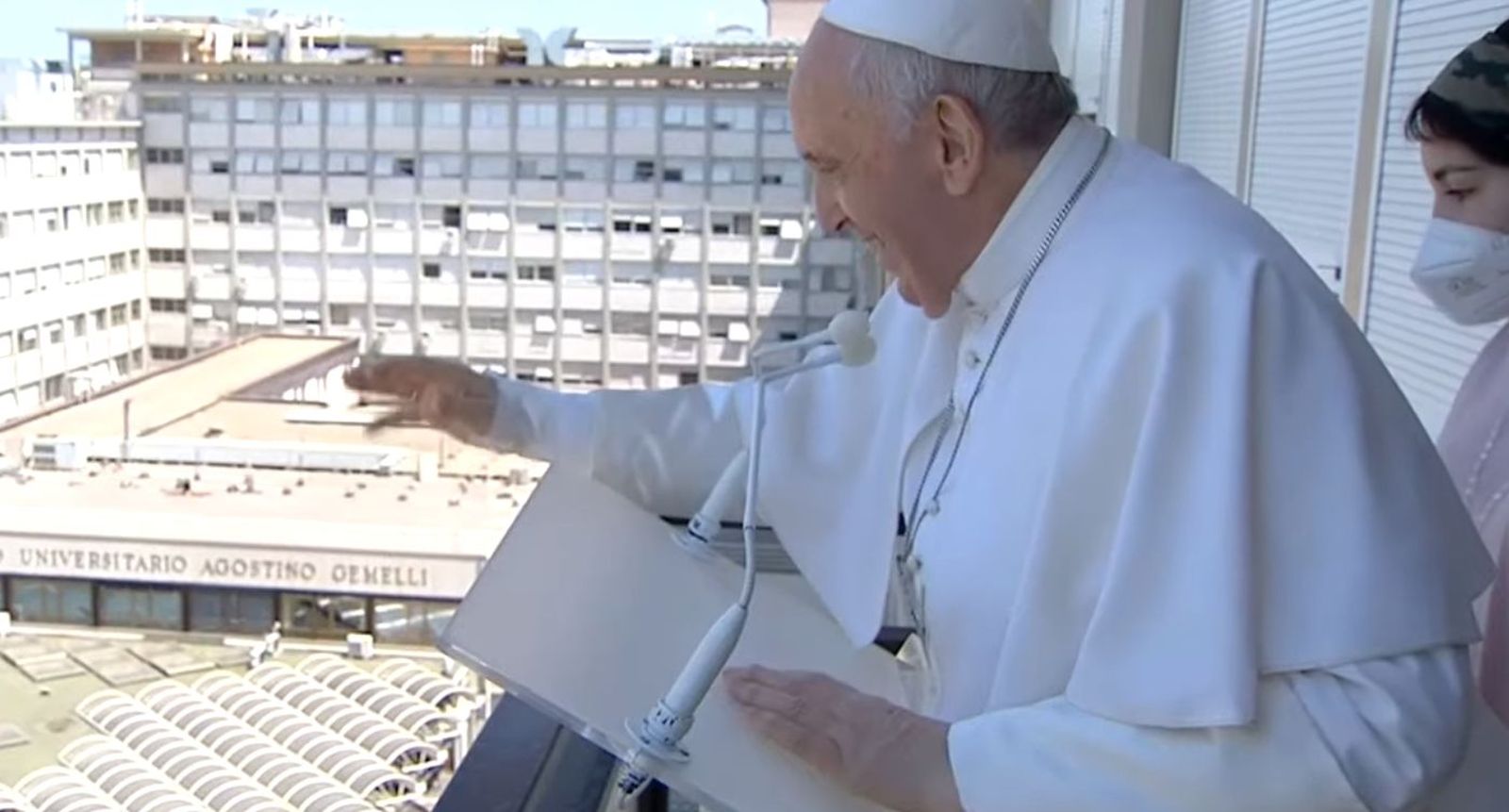 El Papa saluda desde el Gemelli