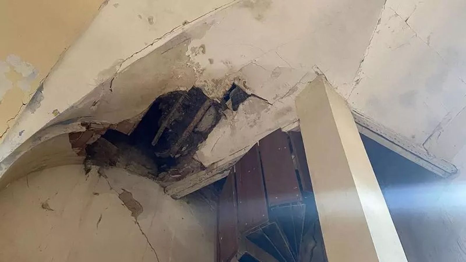 Humedades en el interior del templo