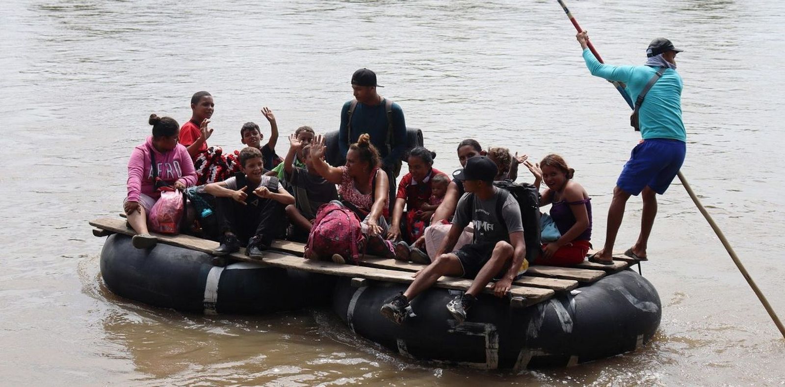 Emigrantes cruzando a México