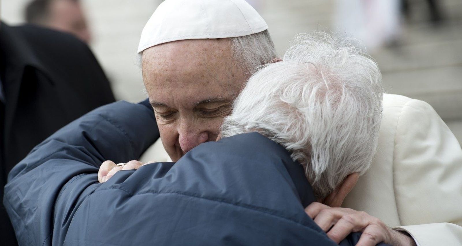 El Papa abraza a un anciano