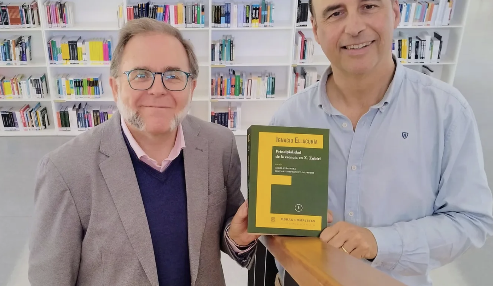 Angel Viñas y Juan Antonio Senent con el libro de Ellacuría