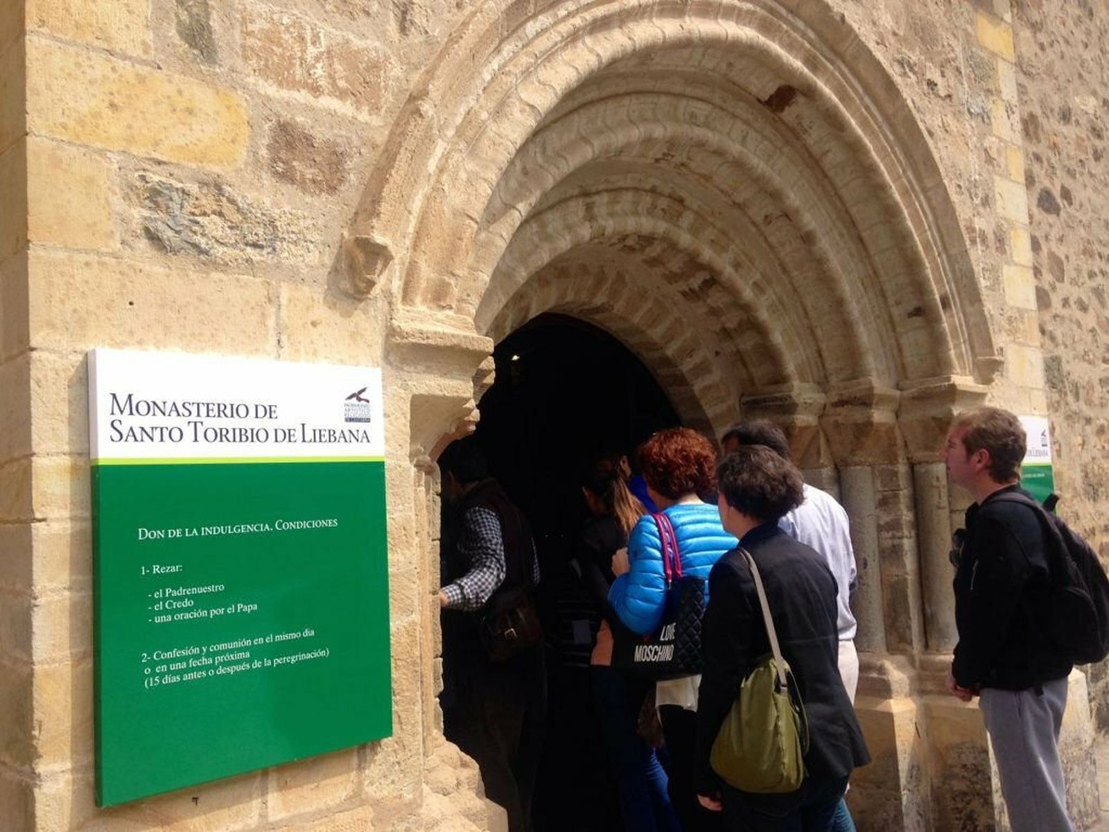 Peregrinos atraviesan la Puerta del Perdón del monasterio de Santo Toribio
