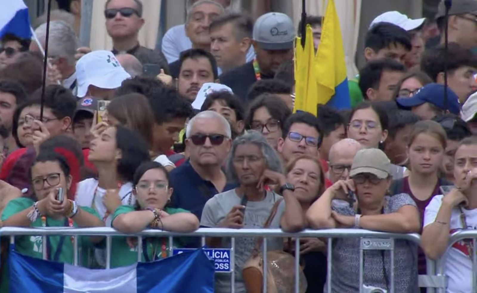 Los fieles esperan para ver al Papa en las calles de Lisboa