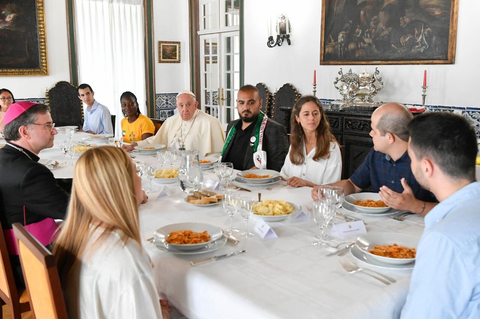 El Papa escucha a los jóvenes durante la comida