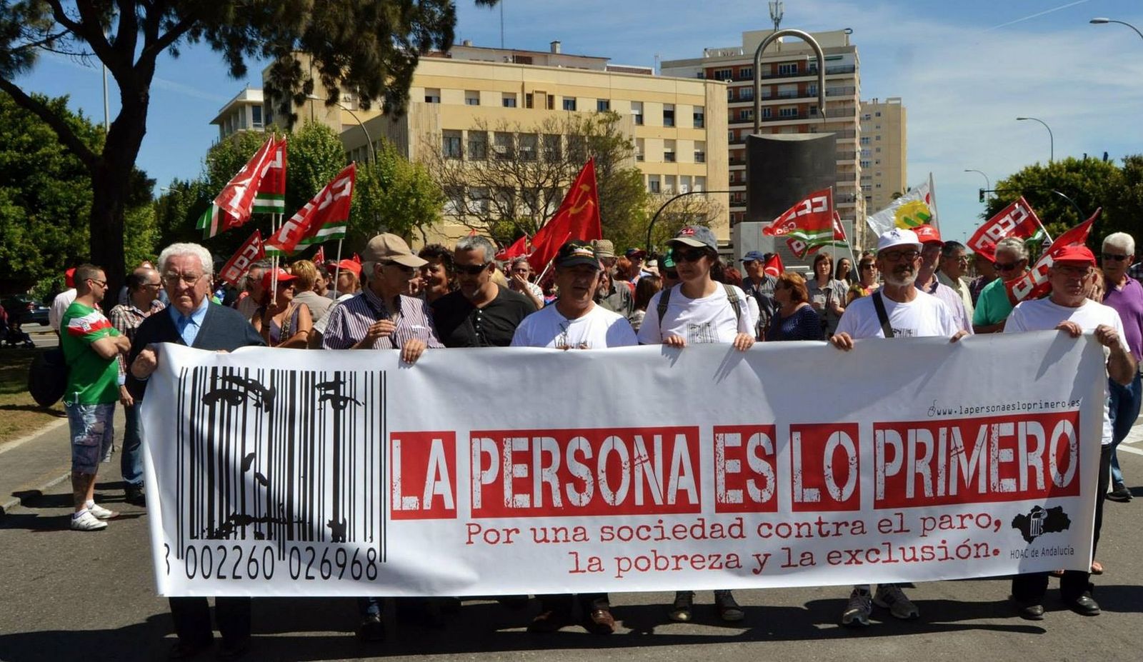 Mougán, a la izquierda de la pancarta