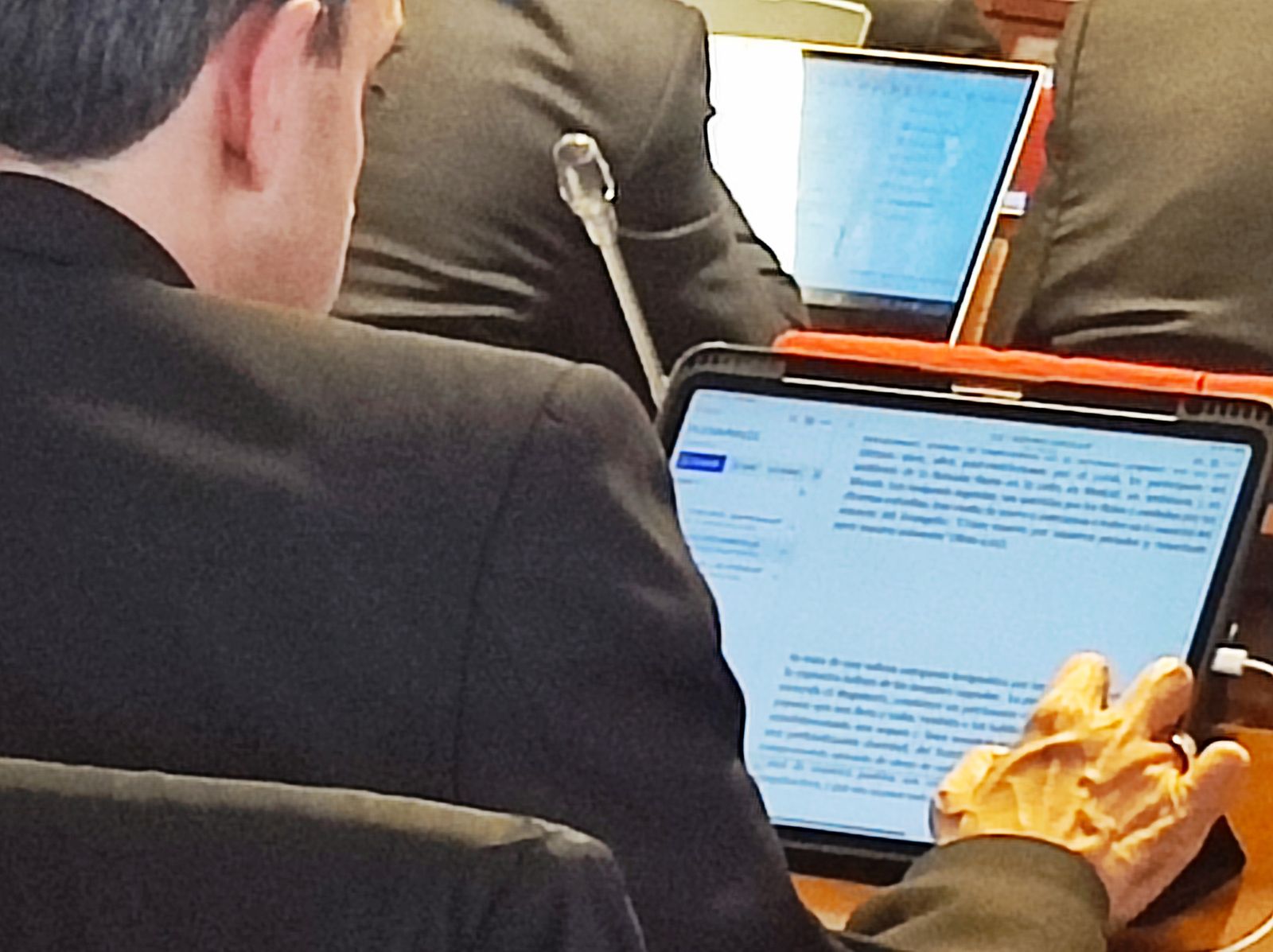 Un obispo sigue el diecurso de Omella en su tableta