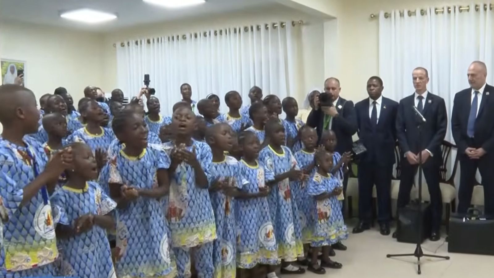 Los niños bailan para el papa