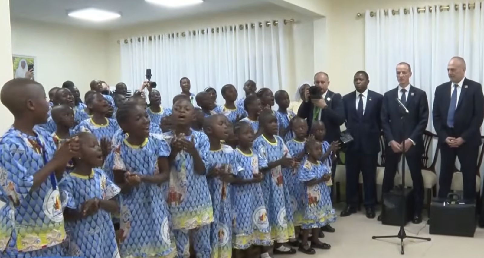 Los niños bailan para el papa