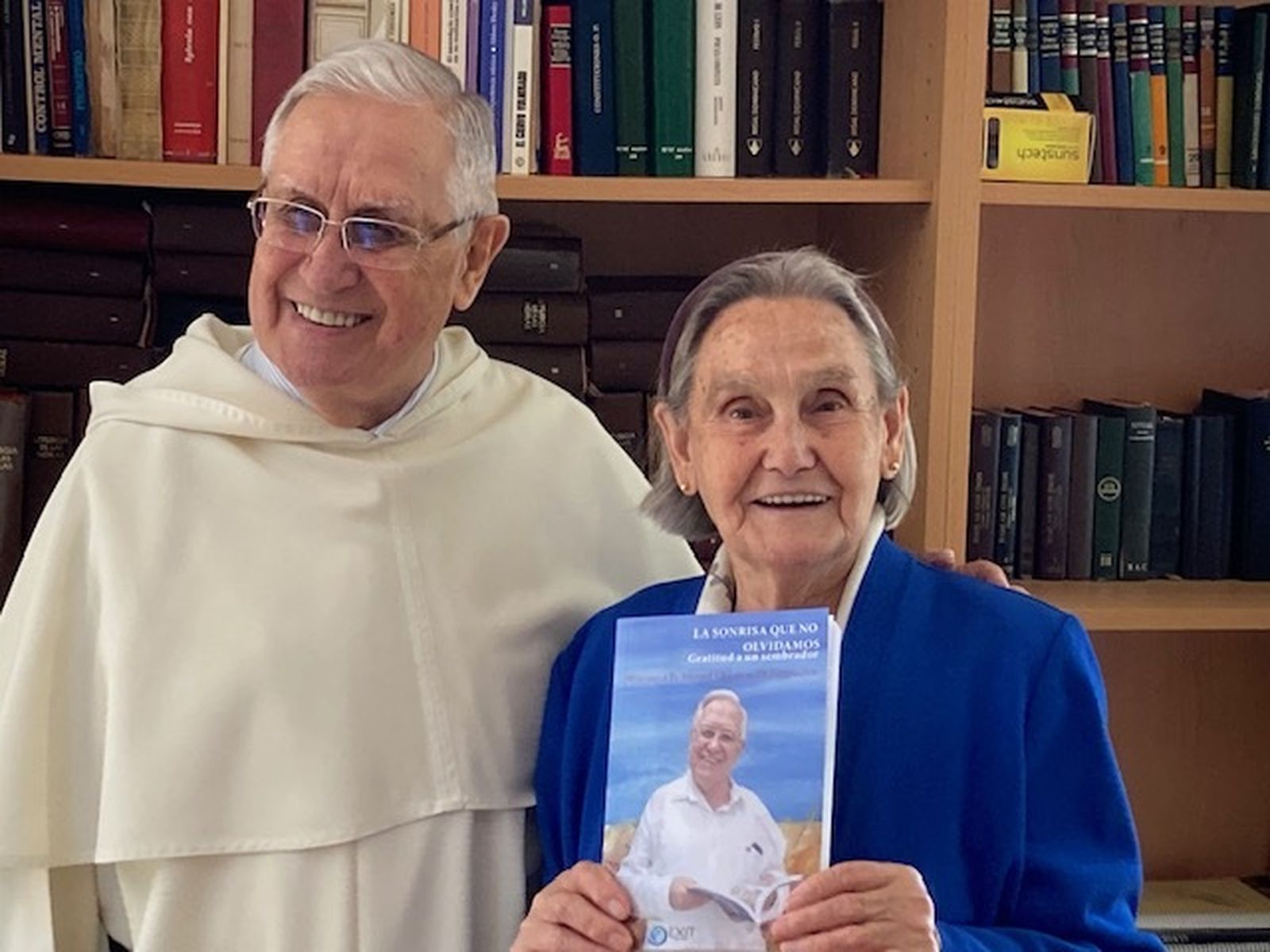 Fr. Manuel y su hermana Toña
