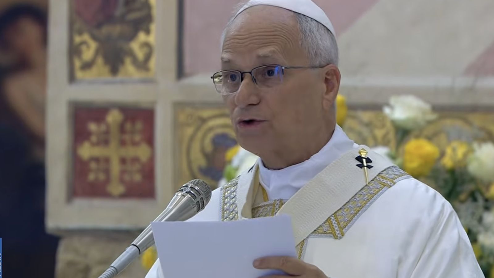 El Papa pronuncia su homilía en la basílica de Asís