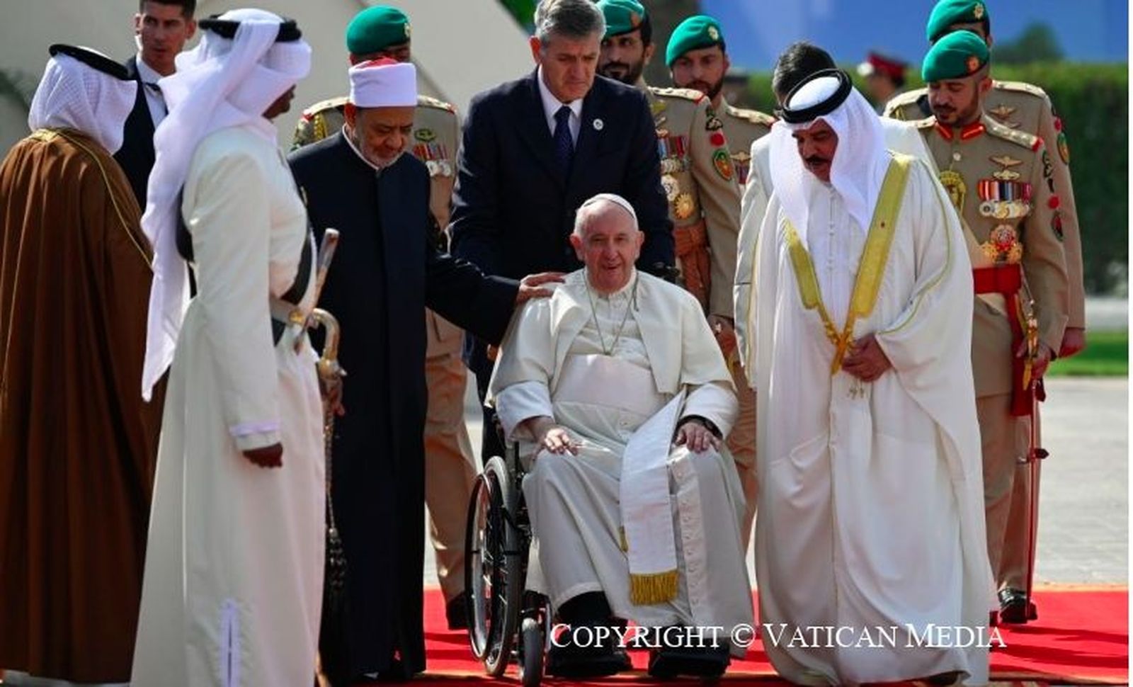 El Papa, con el gran imán de Al-Azhar, y el rey de Bahrein