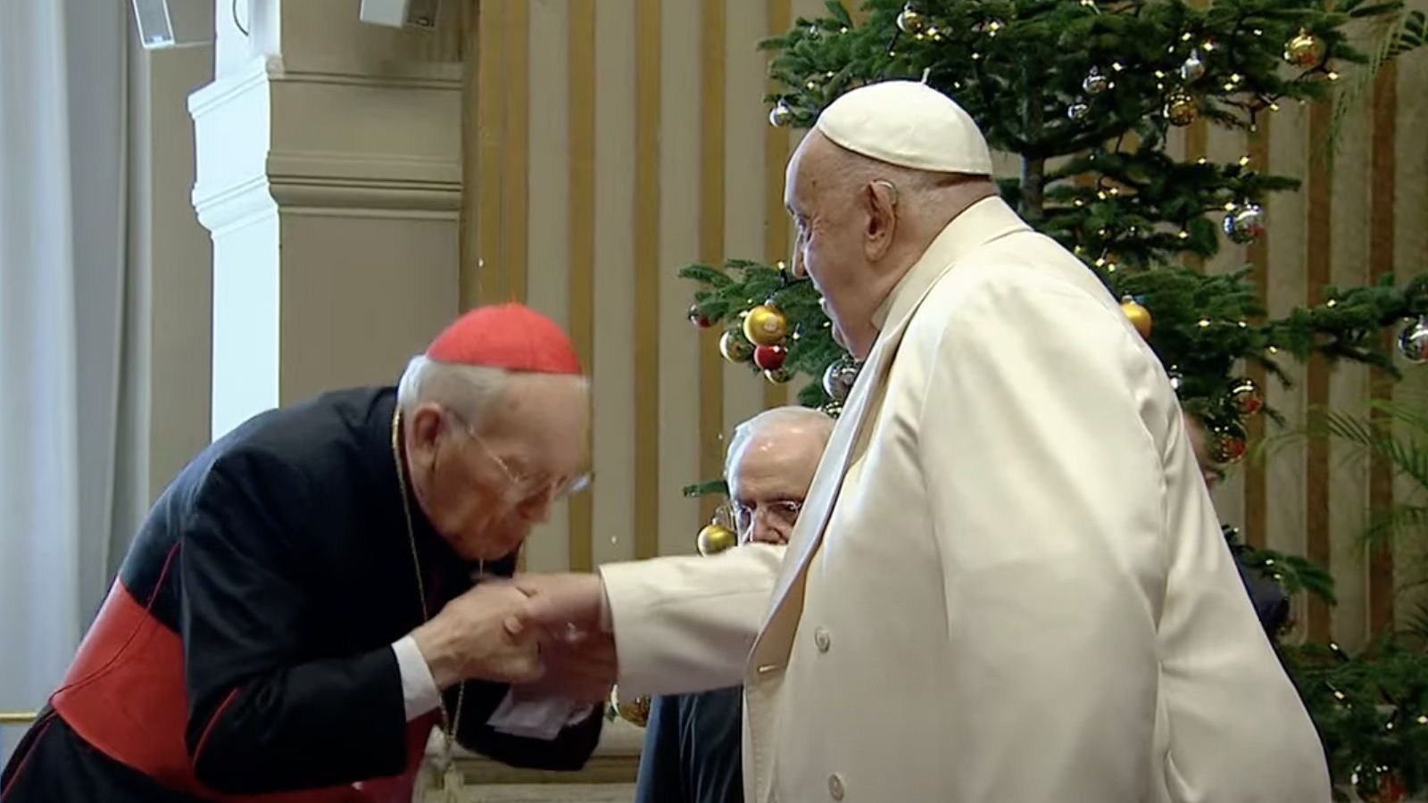 El cardenal Re besa la mano del Papa tras su saludo