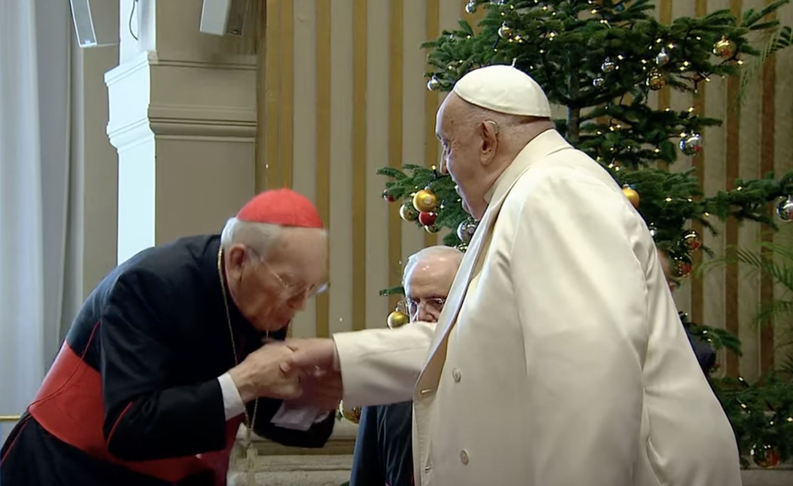 El cardenal Re besa la mano del Papa tras su saludo