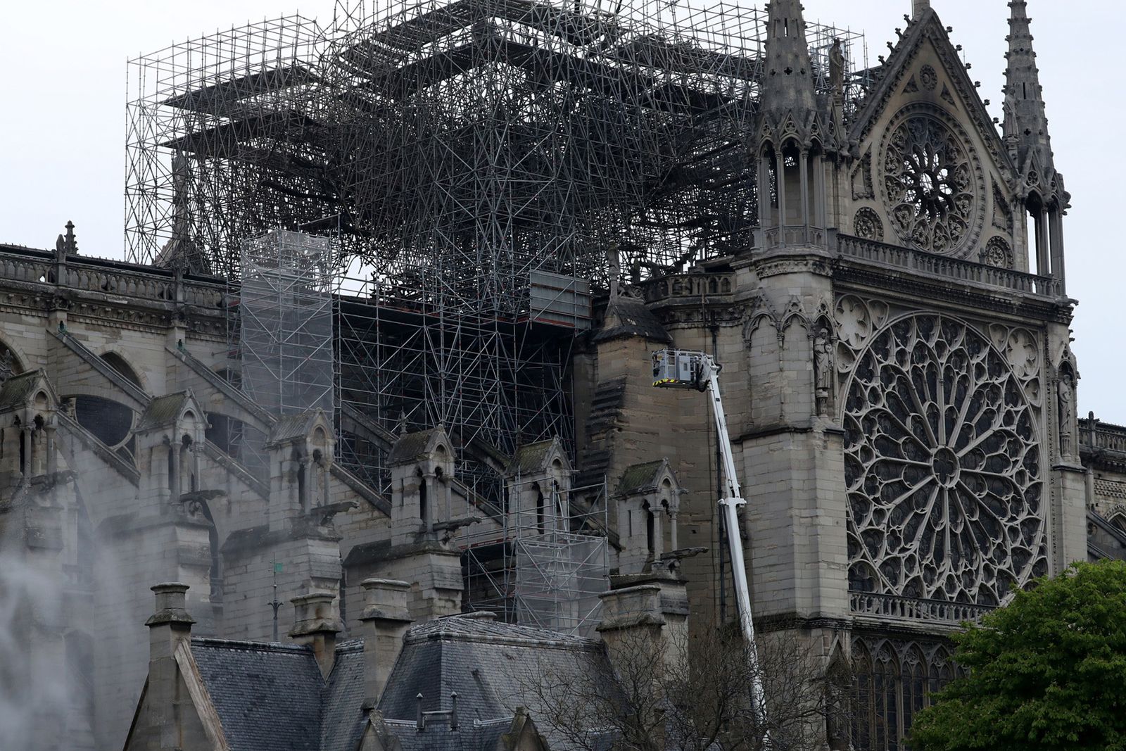 Bomberos trabajando en el incendio de Notre Dame
