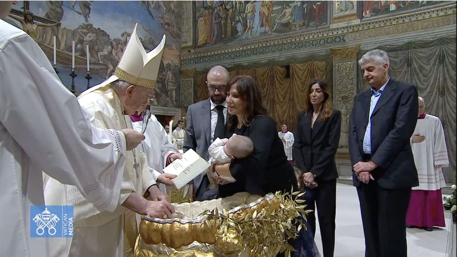 Francisco bautiza a un bebé