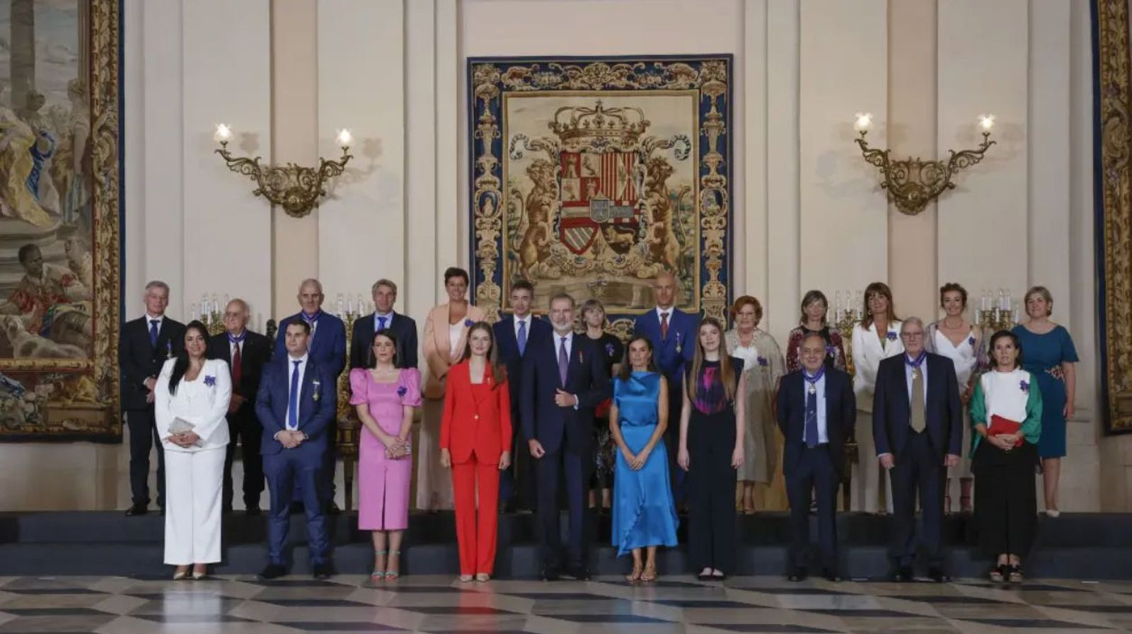 El rey Felipe VI (5i) junto a su hija Leonor princesa de Asturias (4i), la infanta Sofía (4d) y la reina Letizia (5d) posan con los galardonados
