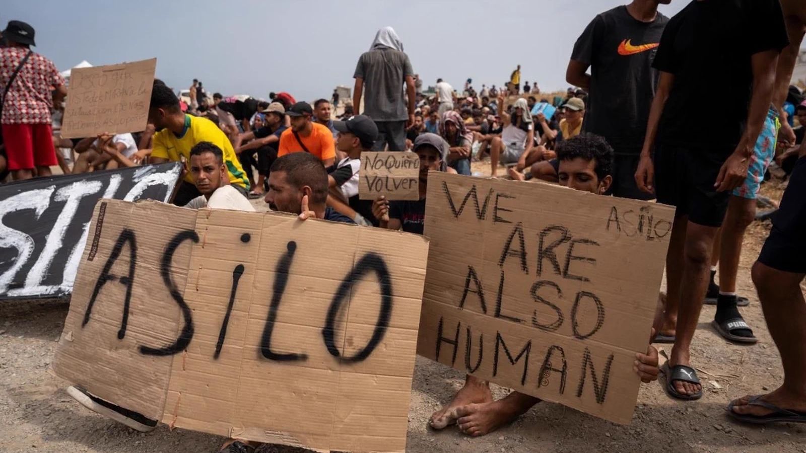 Los migrantes que acampan en la playa ceutí del Trampolín reclaman su derecho de asilo