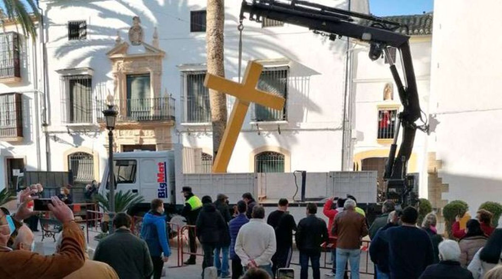 La cruz de Aguilar, durante su retirada