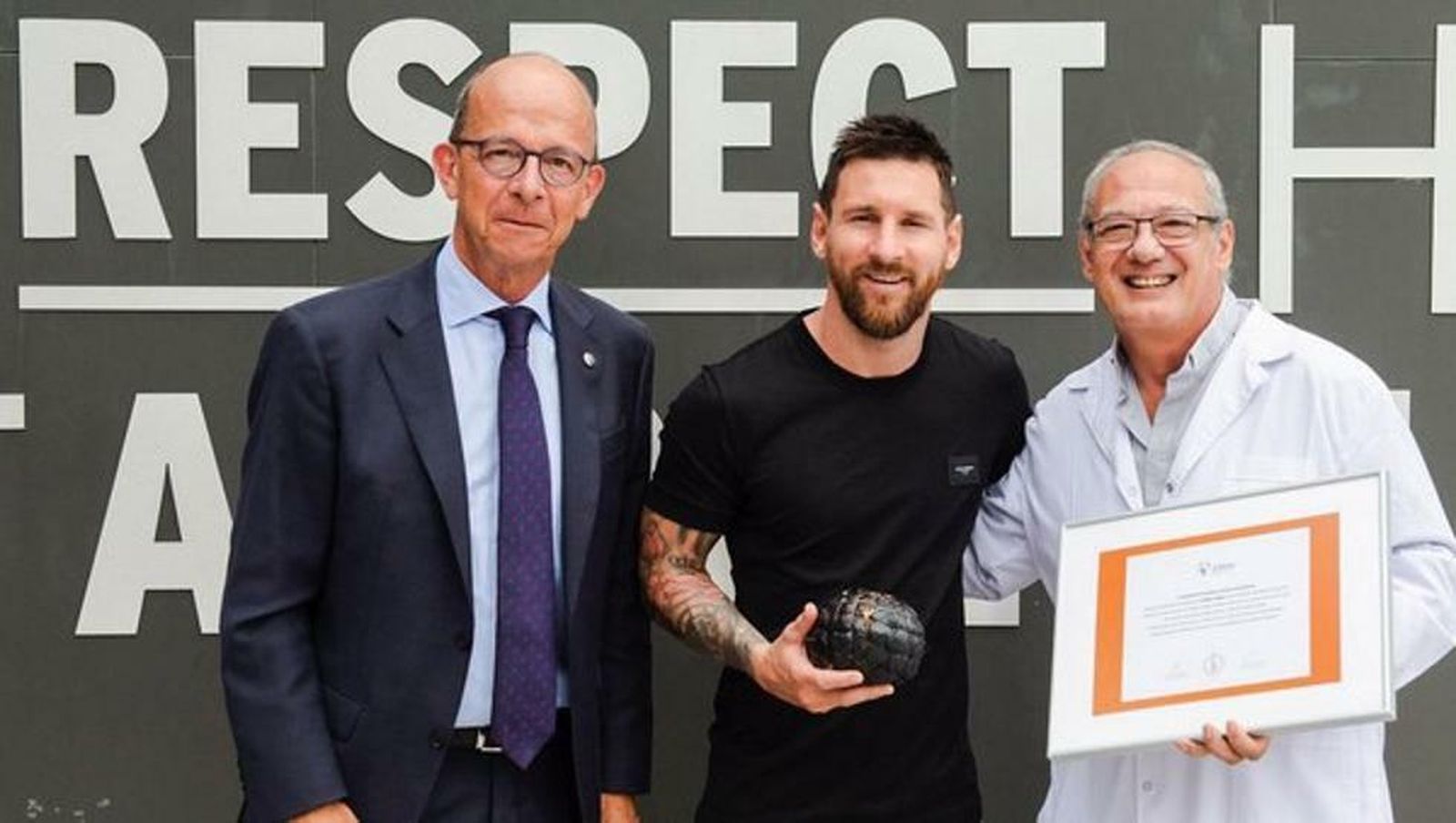 Scholas entregó a Messi el "Balón Educativo" bendecido por el papa Francisco