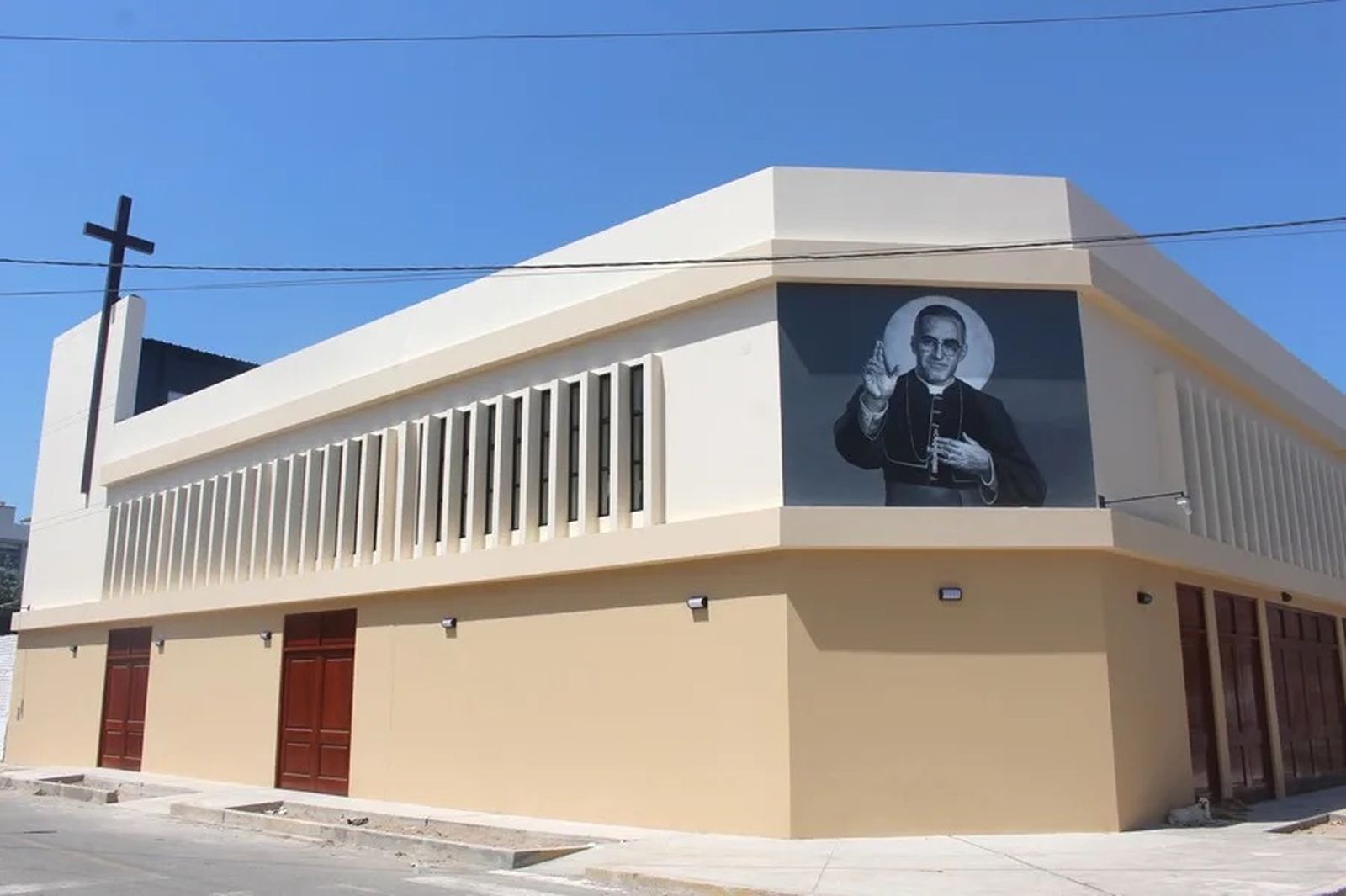 Exterior de la Capilla San Óscar Romero, construida gracias a fondos recaudados por el papa León XIV, en el distrito de La Victoria, en Chiclayo (Perú).