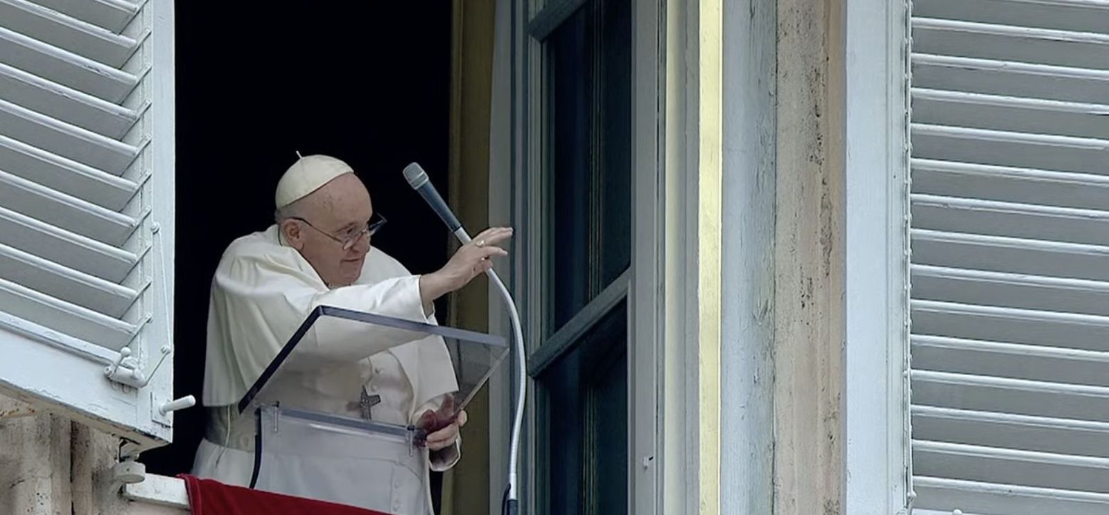Francisco saluda a los fieles desde el balcón del Palacio Apostólico