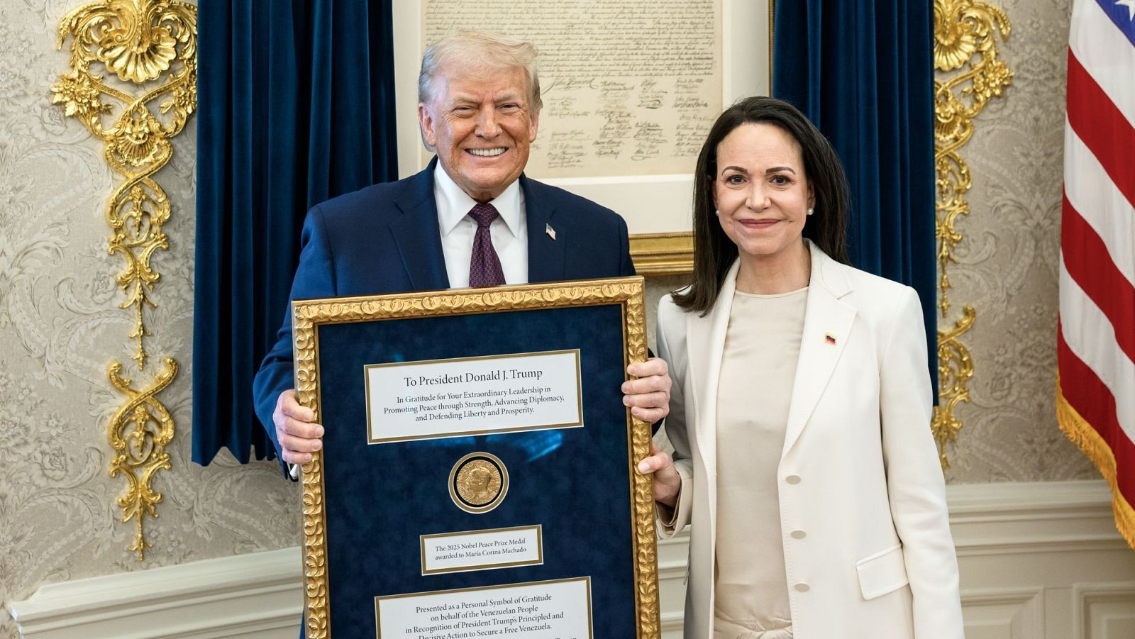 Corina Machado entrega su premio a Donald Trump