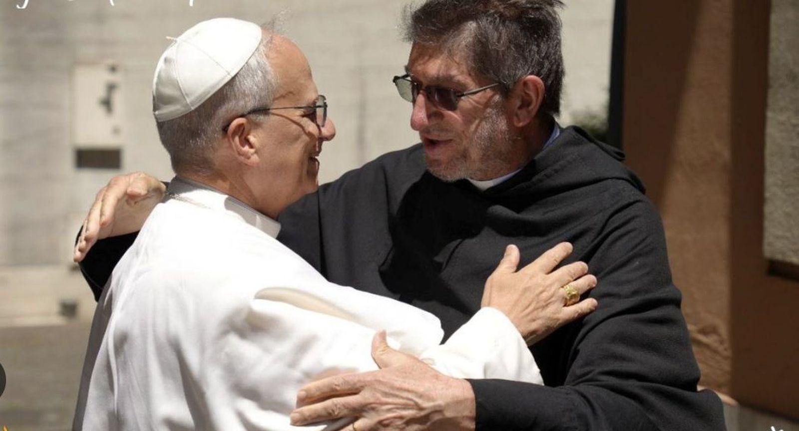 El Papa abraza a Alejandro Moral