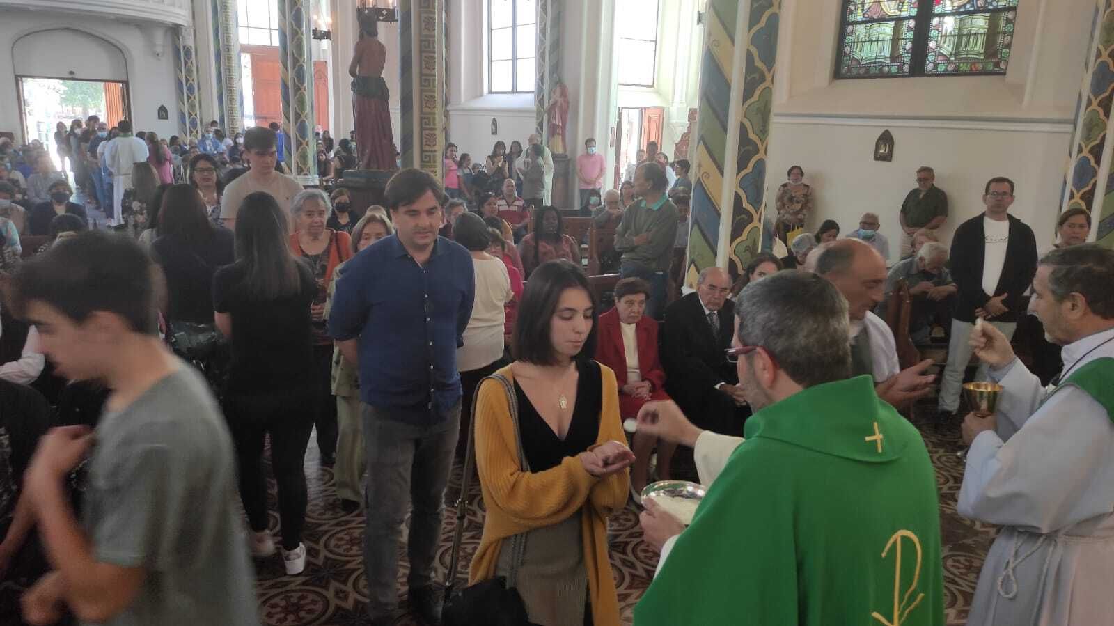 Alvaro Chordi distribuye el pan eucarśitico a su feligresía