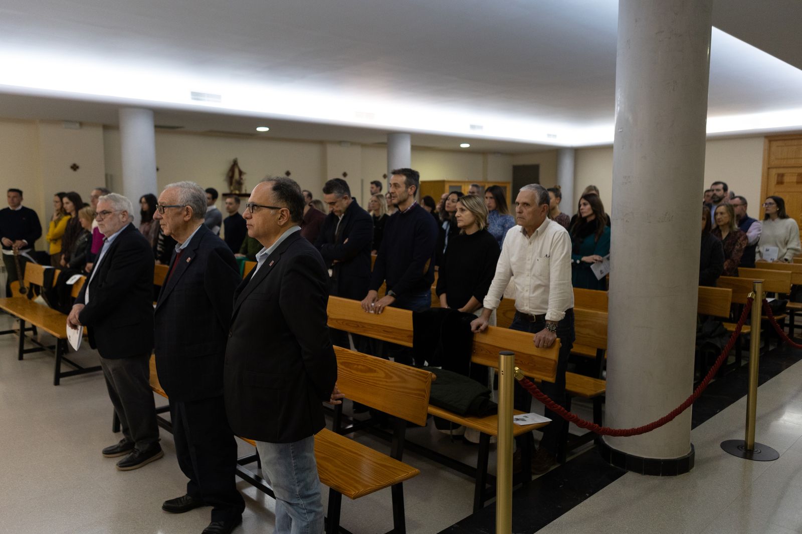 Asistentes a la misa en el Colegio Sagrada Familia presidida por el arzobispo Benavent