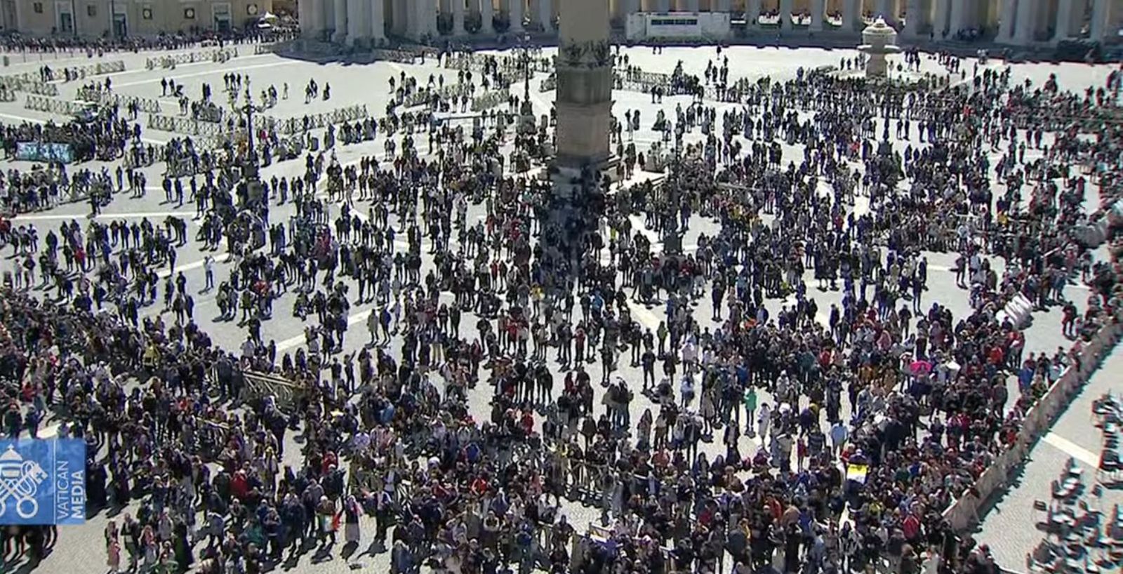 Fieles en la plaza de San Pedro