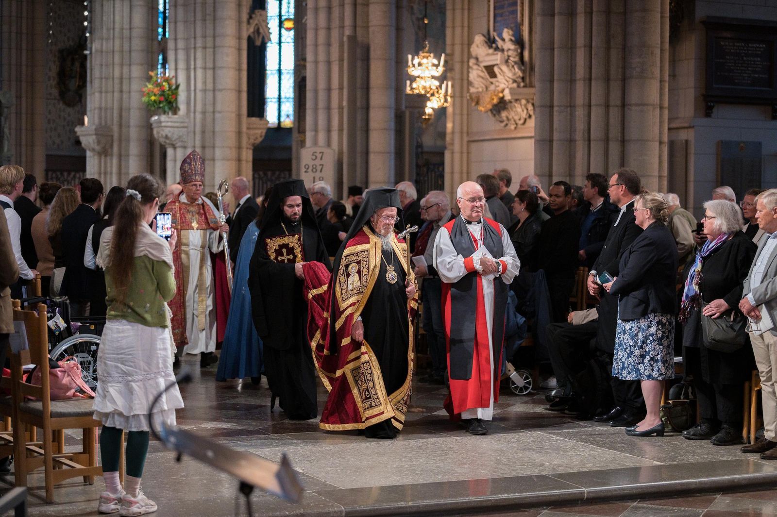 Su Santidad el Patriarca Ecuménico Bartolomé del Patriarcado Ecuménico (izquierda), el reverendísimo Stephen Cottrell, arzobispo de York (derecha) y, detrás de ellos, el arzobispo Dr. Martin Modéus, de la Iglesia de Suecia