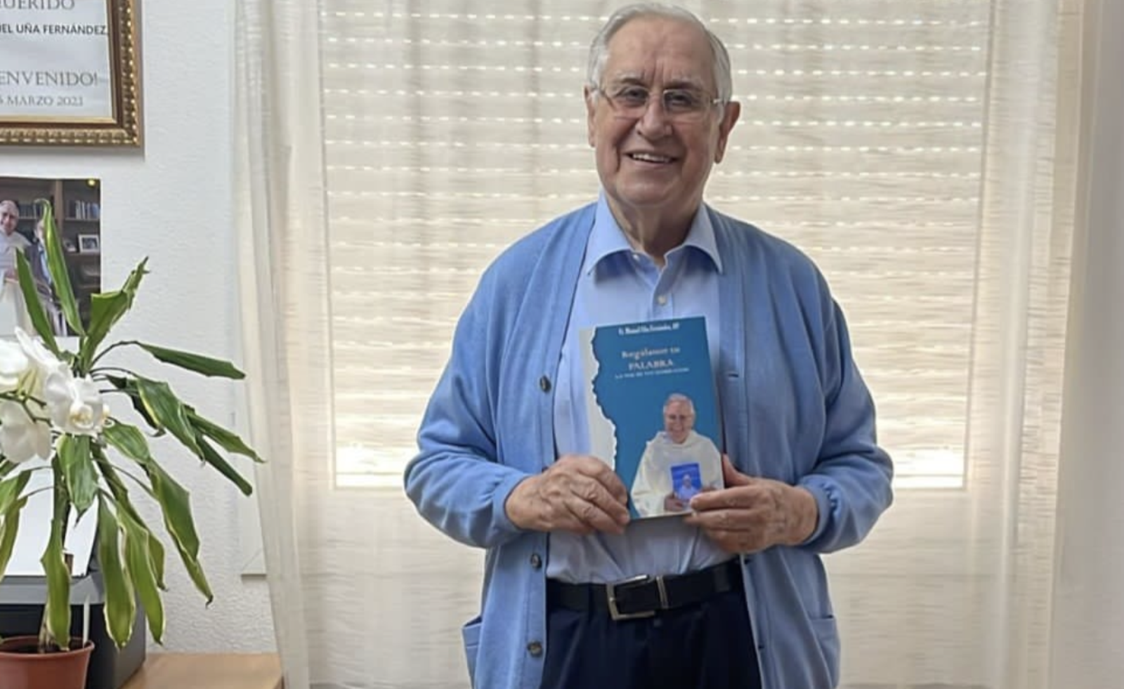 Fray Manuel Uña, OP. con su libro