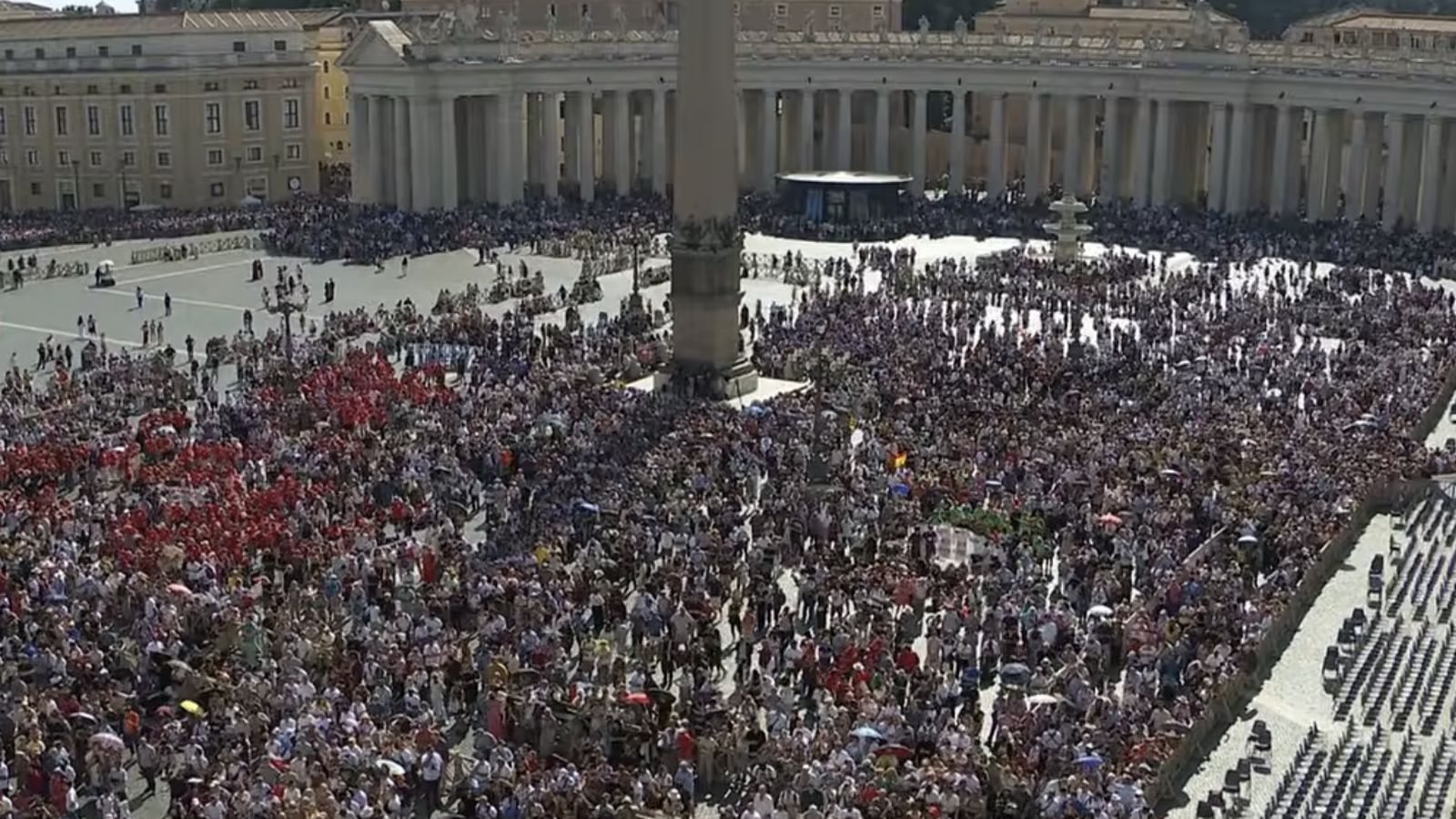 Fieles aguardan el Angelus papal