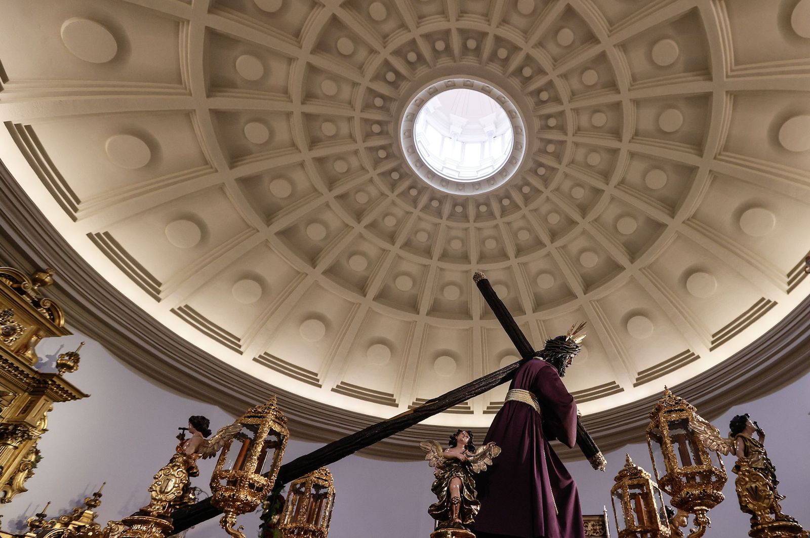 El Paso del Cristo del Gran Poder, bajo techo