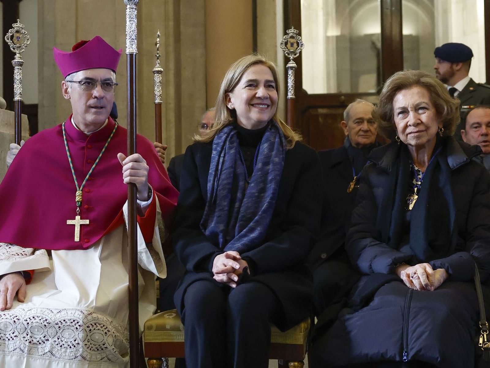 La reina Sofia y la infanta Cristina, con el arzobispo castrense, Juan Antonio Aznárez