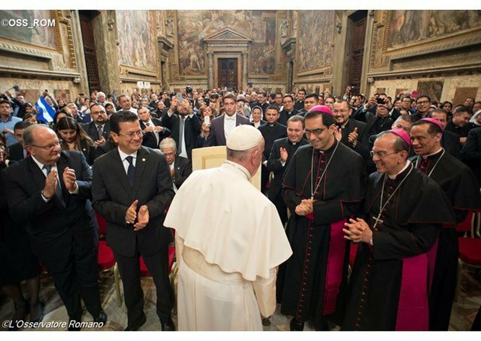 Papa, con salvadoreños