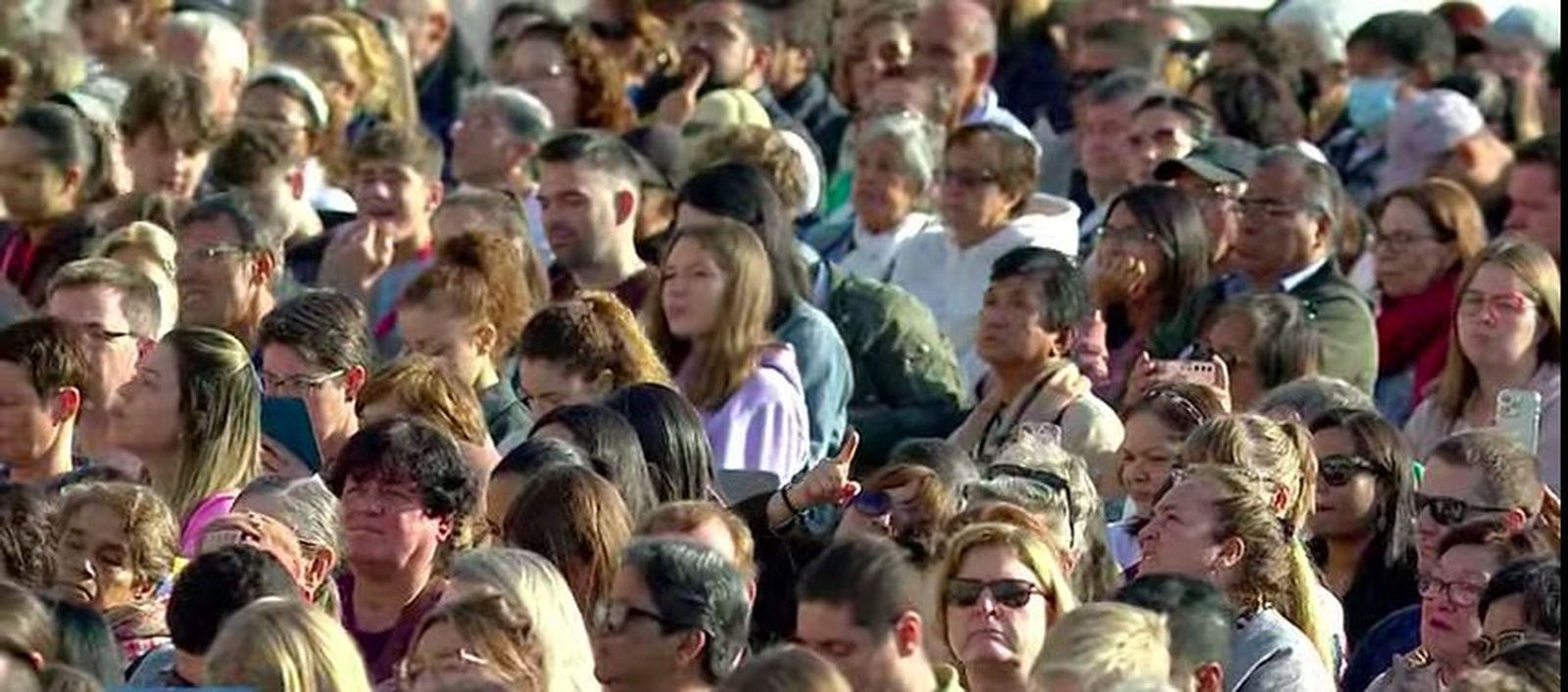 Fieles escuchan al Papa en la plaza de San Pedro