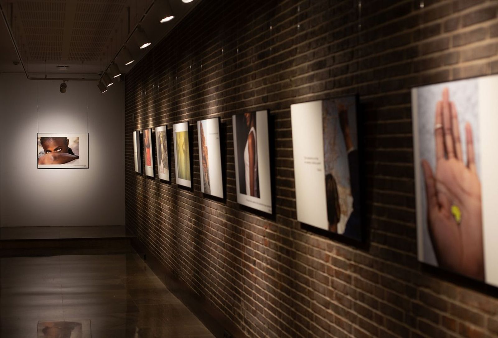 Exposición fotográfica 'Punto y seguimos. La vida'