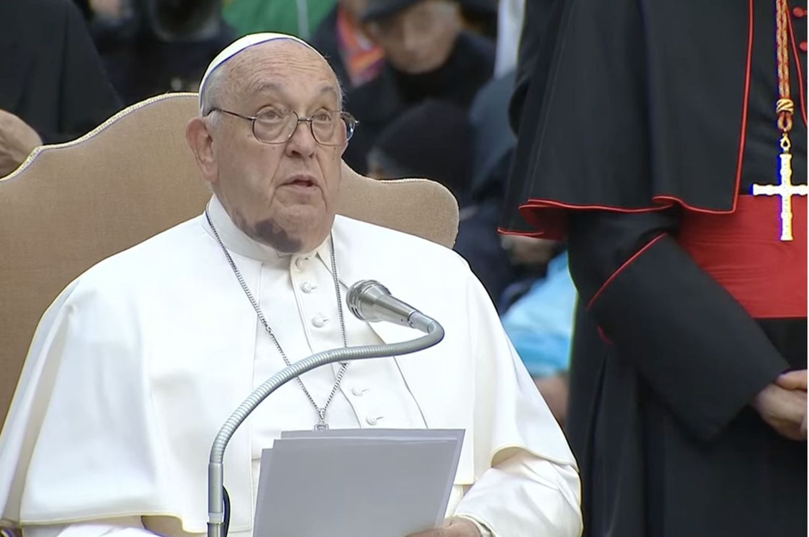 Francisco mira la imagen de la Inmaculada, en la plaza de España de Roma