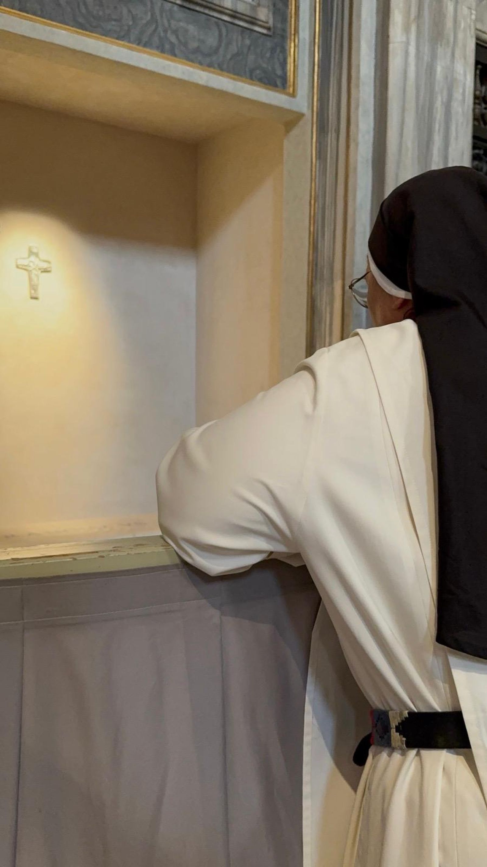 Sor Lucía Caram, ante la tumba de Francisco