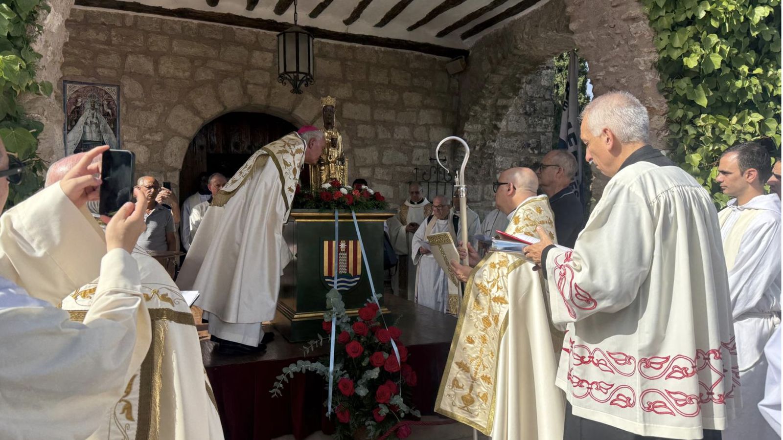 El obispo besa la imagen de la Virgen de Torreciudad